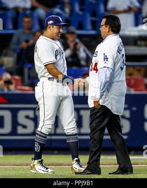 Fernando Valenzuela acompañado de Christian Villanueva, lanza La primera Bola para el Playball del Partido de Beisbol de los Schwindler de Los Angeles c Stockfoto