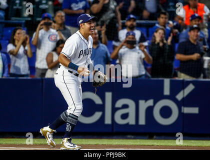 Fernando Valenzuela acompañado de Christian Villanueva, lanza La primera Bola para el Playball del Partido de Beisbol de los Schwindler de Los Angeles c Stockfoto