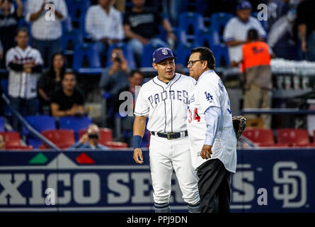 Fernando Valenzuela acompañado de Christian Villanueva, lanza La primera Bola para el Playball del Partido de Beisbol de los Schwindler de Los Angeles c Stockfoto