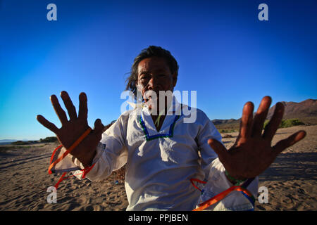 Francisco Barnett, Schamane der Seri ethnische Gruppe, als "El Chapo in der Comcaa Nation, Punta Chueca in der Sonora Wüste von Mexiko bereichert. Ritual, ein Stockfoto