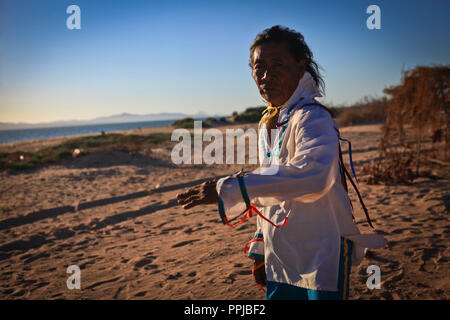 Francisco Barnett, Schamane der Seri ethnische Gruppe, als "El Chapo in der Comcaa Nation, Punta Chueca in der Sonora Wüste von Mexiko bereichert. Ritual, ein Stockfoto