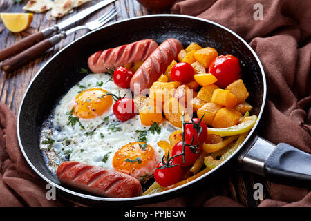 Herbst Frühstück, einfach und schnell: nahrhafte Ahorn verglaste Kürbis, Spiegeleier, gebratenen Würstchen, Tomaten in einer Pfanne mit Baba ganoush d Stockfoto