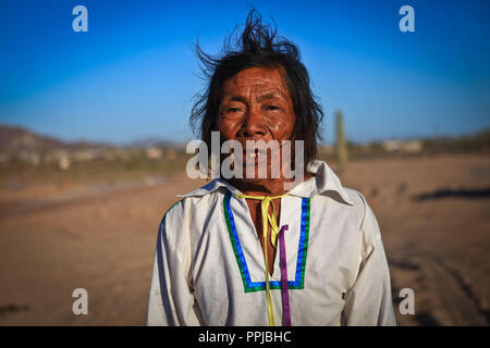 Francisco Barnett, Schamane der Seri ethnische Gruppe, als "El Chapo in der Comcaa Nation, Punta Chueca in der Sonora Wüste von Mexiko bereichert. Ritual, ein Stockfoto