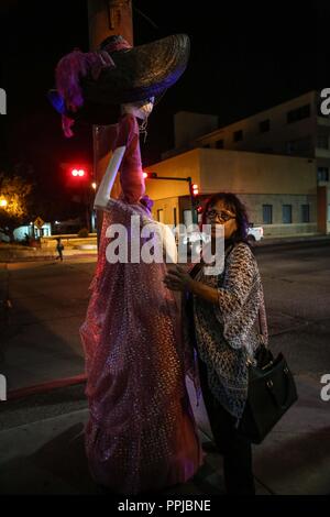 Brisa del Mar García Eigentümer von Kunsthandwerk Geschäfte in der Innenstadt von Hermosillo, legte eine gute Größe Catrina lenkt die Aufmerksamkeit auf die Weitergabe Rosales und Serdan. Diese i Stockfoto