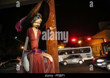 Brisa del Mar García Eigentümer von Kunsthandwerk Geschäfte in der Innenstadt von Hermosillo, legte eine gute Größe Catrina lenkt die Aufmerksamkeit auf die Weitergabe Rosales und Serdan. Diese i Stockfoto