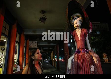 Brisa del Mar García Eigentümer von Kunsthandwerk Geschäfte in der Innenstadt von Hermosillo, legte eine gute Größe Catrina lenkt die Aufmerksamkeit auf die Weitergabe Rosales und Serdan. Diese i Stockfoto