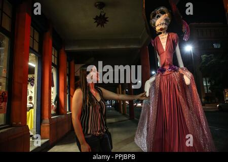 Brisa del Mar García Eigentümer von Kunsthandwerk Geschäfte in der Innenstadt von Hermosillo, legte eine gute Größe Catrina lenkt die Aufmerksamkeit auf die Weitergabe Rosales und Serdan. Diese i Stockfoto