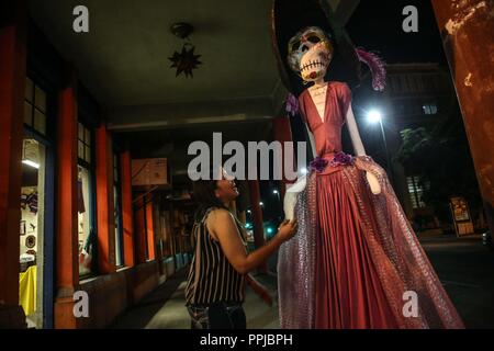 Brisa del Mar García Eigentümer von Kunsthandwerk Geschäfte in der Innenstadt von Hermosillo, legte eine gute Größe Catrina lenkt die Aufmerksamkeit auf die Weitergabe Rosales und Serdan. Diese i Stockfoto