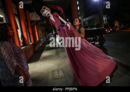 Brisa del Mar García Eigentümer von Kunsthandwerk Geschäfte in der Innenstadt von Hermosillo, legte eine gute Größe Catrina lenkt die Aufmerksamkeit auf die Weitergabe Rosales und Serdan. Diese i Stockfoto
