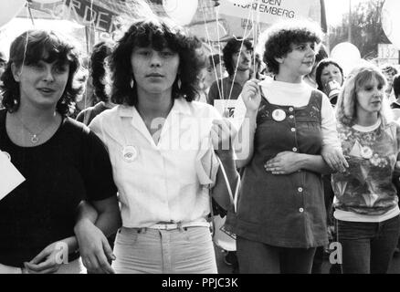 Nach einer Beschwerde von der IG Druck und Papier, über 7.000 Demonstranten auf die Straße gingen, in Kassel am 6. September 1981 in Solidarität mit der Heinze Frauen für gleiche Bezahlung für Männer und Frauen. | Verwendung weltweit Stockfoto