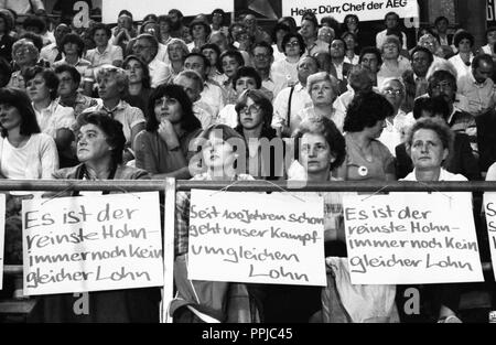 Nach einer Beschwerde von der IG Druck und Papier, über 7.000 Demonstranten auf die Straße gingen, in Kassel am 6. September 1981 in Solidarität mit der Heinze Frauen für gleiche Bezahlung für Männer und Frauen. | Verwendung weltweit Stockfoto