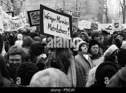 Eltern und Schüler gemeinsam für mehr Lehrer und gegen die radikalen Dekret am 28. Januar 1976 vor dem Neuen Rathaus in Hannover demonstrieren. | Verwendung weltweit Stockfoto