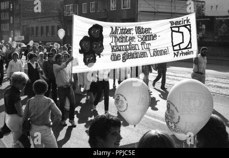 Nach einer Beschwerde von der IG Druck und Papier, über 7.000 Demonstranten auf die Straße gingen, in Kassel am 6. September 1981 in Solidarität mit der Heinze Frauen für gleiche Bezahlung für Männer und Frauen. | Verwendung weltweit Stockfoto