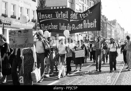 Nach einer Beschwerde von der IG Druck und Papier, über 7.000 Demonstranten auf die Straße gingen, in Kassel am 6. September 1981 in Solidarität mit der Heinze Frauen für gleiche Bezahlung für Männer und Frauen. | Verwendung weltweit Stockfoto