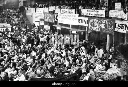 Nach einer Beschwerde von der IG Druck und Papier, über 7.000 Demonstranten auf die Straße gingen, in Kassel am 6. September 1981 in Solidarität mit der Heinze Frauen für gleiche Bezahlung für Männer und Frauen. | Verwendung weltweit Stockfoto