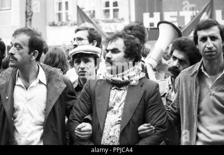 Für die Demokratie in der Türkei und gegen die Militärdiktatur eine Demonstration mit etwa 5000 Türken und Deutschen im September 1981 entstand in Dortmund (Deutschland). | Verwendung weltweit Stockfoto