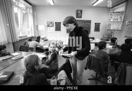 Unterricht an einer Grundschule in Hagen am 09.10.1980. Mehr als 50 Prozent der Schüler einen Migrationshintergrund haben. | Verwendung weltweit Stockfoto