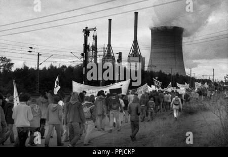 Mehr als 10.000 Gegner der Kernenergie und Kernwaffen in Lingen am 25. Oktober 1980 demonstrieren. | Verwendung weltweit Stockfoto