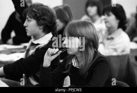 Unterricht an einer Grundschule in Hagen am 09.10.1980. Mehr als 50 Prozent der Schüler einen Migrationshintergrund haben. | Verwendung weltweit Stockfoto