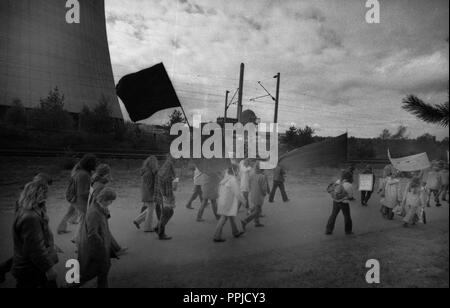 Mehr als 10.000 Gegner der Kernenergie und Kernwaffen in Lingen am 25. Oktober 1980 demonstrieren. | Verwendung weltweit Stockfoto