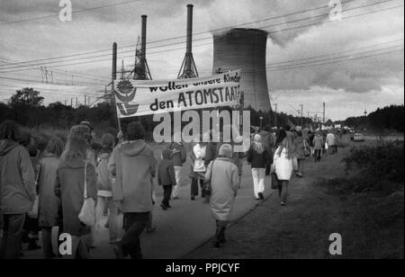 Mehr als 10.000 Gegner der Kernenergie und Kernwaffen in Lingen am 25. Oktober 1980 demonstrieren. | Verwendung weltweit Stockfoto