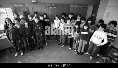 Unterricht an einer Grundschule in Hagen am 09.10.1980. Mehr als 50 Prozent der Schüler einen Migrationshintergrund haben. | Verwendung weltweit Stockfoto