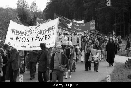 Mehr als 10.000 Gegner der Kernenergie und Kernwaffen in Lingen am 25. Oktober 1980 demonstrieren. | Verwendung weltweit Stockfoto