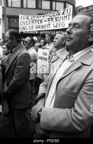 Sorgen um ihre Arbeitsplätze brachte dem Demag-Mannesmann Belegschaft auf die Straße am 13. Juli 1975 in Düsseldorf. Der Protest wurde vor allem durch die bevorstehende Schließung des Kalletal Anlage gekennzeichnet. | Verwendung weltweit Stockfoto