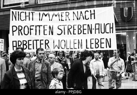 Sorgen um ihre Arbeitsplätze brachte dem Demag-Mannesmann Belegschaft auf die Straße am 13. Juli 1975 in Düsseldorf. Der Protest wurde vor allem durch die bevorstehende Schließung des Kalletal Anlage gekennzeichnet. | Verwendung weltweit Stockfoto