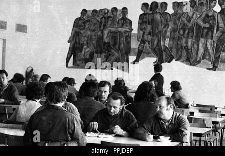 VEB (Volkseigener Betrieb) Germania in Karl-Marx-Stadt (DDR) im September 1975. Anlagenbau Cantine. | Verwendung weltweit Stockfoto
