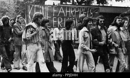 Demonstration der 'Kommunistischen Bund Westdeutschland" (KBW) gegen ticket Preiserhöhungen am 28. August 1975 in Köln. Der KBW gab es eine kleine Party von 1972 bis 1985. | Verwendung weltweit Stockfoto