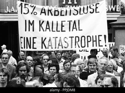 Sorgen um ihre Arbeitsplätze brachte dem Demag-Mannesmann Belegschaft auf die Straße am 13. Juli 1975 in Düsseldorf. Der Protest wurde vor allem durch die bevorstehende Schließung des Kalletal Anlage gekennzeichnet. | Verwendung weltweit Stockfoto