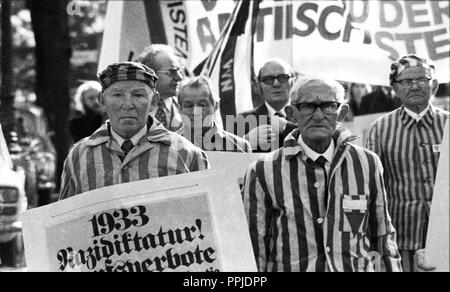 Ns-Opfer, einige in KZ-Uniformen, in Bonn am 23. Oktober 1975 demonstrierten gegen den betrieblichen Verbote durch die radikale Dekret verursacht. Die Vereinigung der Verfolgten des Naziregimes (Vvn) hatten für diese genannt. | Verwendung weltweit Stockfoto