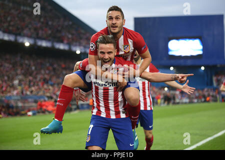 MADRID, Spanien - 27. April: Saul Niguez von Atletico Madrid feiert mit Teamkollegen Antoine Griezmann und Koke als Er zählt Ihr erstes Ziel. Stockfoto