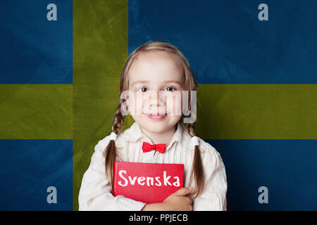 Schwedische Konzept mit kleinen Mädchen mit Buch gegen die Schweden Flagge Hintergrund. Erlernen der schwedischen Sprache Stockfoto