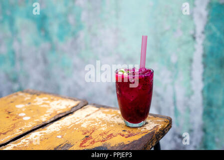 Essen Fotografie Getränkespezialitäten serviert. In der Nähe fancy Gläser Stockfoto