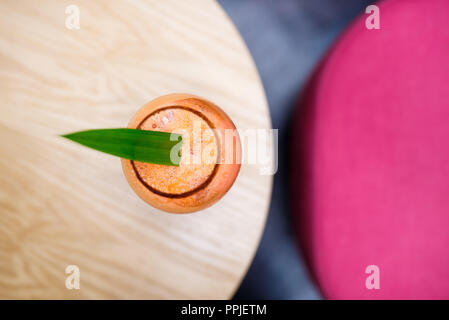 Essen Fotografie Getränkespezialitäten serviert. In der Nähe fancy Gläser Stockfoto