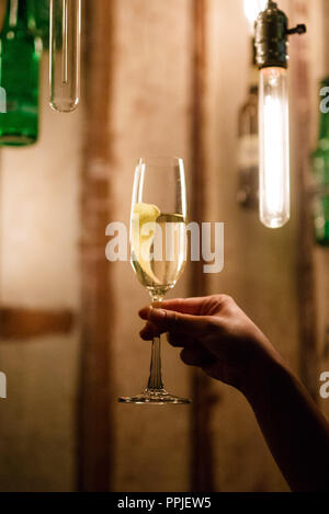 Essen Fotografie Getränkespezialitäten serviert. In der Nähe fancy Gläser Stockfoto