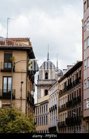Malerischer Blick auf Lavapies Nachbarschaft in Madrid. Es war die typische Nachbarschaft Madrids betrachtet, hat jetzt eine große eingewanderten Bevölkerung und ha Stockfoto
