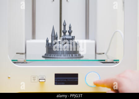 Weiß 3D Drucker während der Arbeit. Kunststoff schloss - disney Bild fast fertig Stockfoto