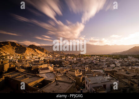 Eine Luftaufnahme der Stadt von Leh, der Hauptstadt von Ladakh in Indien Stockfoto