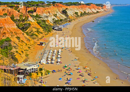 Die wunderschönen goldenen Sandstrand von Praia de Falésia erstreckt sich über sechs Kilometer von Vilamoura nach Olhos d'Agua, in der Region Algarve in Portugal. Stockfoto