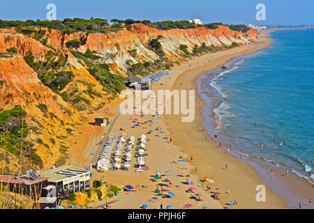 Die wunderschönen goldenen Sandstrand von Praia de Falésia erstreckt sich über sechs Kilometer von Vilamoura nach Olhos d'Agua, in der Region Algarve in Portugal. Stockfoto