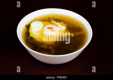 Russische Sauerampfersuppe mit Ei Stockfoto