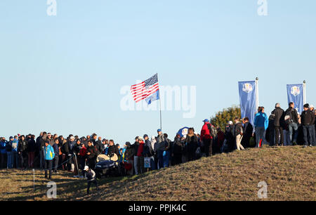 Ein Blick auf die USA und die Flagge der Europäischen Union unter die Zuschauer während der Vorschau Tag drei der Ryder Cup bei Le Golf National, Saint-Quentin-en-Yvelines, Paris. PRESS ASSOCIATION Foto. Bild Datum: Mittwoch, September 26, 2018. Siehe PA Geschichte Golf Ryder. Foto: David Davies/PA-Kabel. Einschränkungen: Nur für den redaktionellen Gebrauch bestimmt. Keine kommerzielle Nutzung. Stockfoto