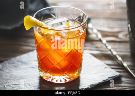 Die alkoholische Surfer auf Acid Cocktail in einer altmodischen Glas mit einer Zitrone Keil. Stockfoto