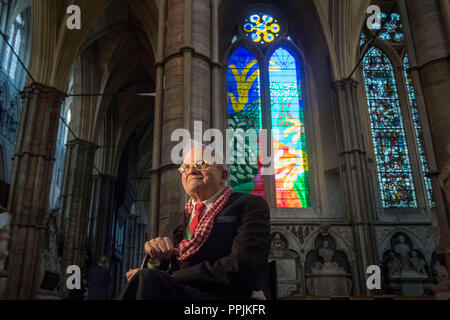 David Hockney vor der Queen's Fenster, ein neues Glasfenster in der Westminster Abbey, die er entworfen wurden und die Gerste Studio York geschaffen wurde, ist zum ersten Mal offenbart. Stockfoto