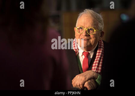 David Hockney vor der Queen's Fenster, ein neues Glasfenster in der Westminster Abbey, die er entworfen wurden und die Gerste Studio York geschaffen wurde, ist zum ersten Mal offenbart. Stockfoto