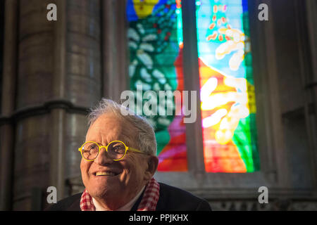 David Hockney vor der Queen's Fenster, ein neues Glasfenster in der Westminster Abbey, die er entworfen wurden und die Gerste Studio York geschaffen wurde, ist zum ersten Mal offenbart. Stockfoto