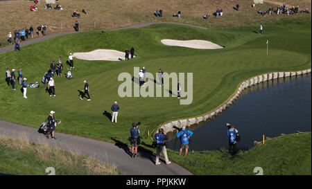 Team Europa Spieler auf der 1. grün während der Vorschau Tag drei der Ryder Cup bei Le Golf National, Saint-Quentin-en-Yvelines, Paris. Stockfoto